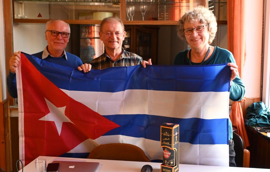 3 Mitglieder mit Cuba Fahne