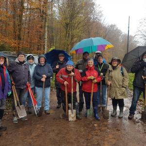 Teilnehmer bei der Pflanzaktion junge Eichen der NaturFreunde Saarland