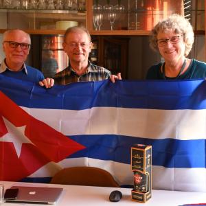 3 Mitglieder mit Cuba Fahne